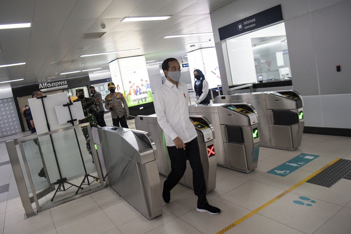 Presiden Joko Widodo didampingi Panglima TNI Marsekal TNI Hadi Tjahjanto (kiri) dan Kapolri Jenderal Pol Idham Azizmeninjau kesiapan penerapan prosedur standar New Normal di Stasiun MRT BundaraanHI, Jakarta, Selasa (26/5/2020). ANTARA FOTO/Sigid Kurniawan/POOL/foc.