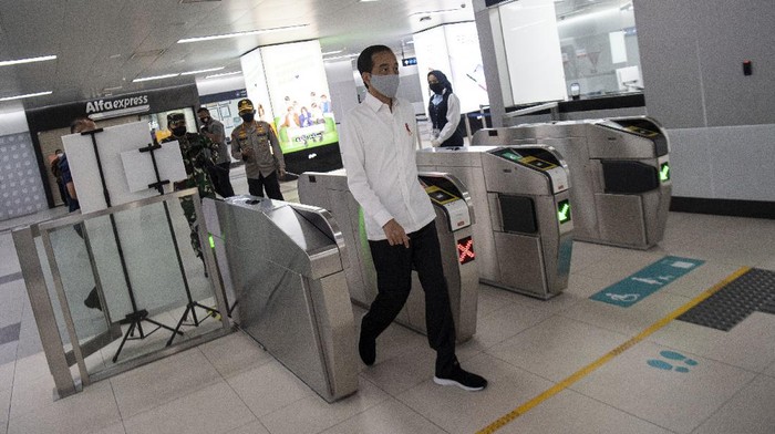 Presiden Joko Widodo didampingi Panglima TNI Marsekal TNI Hadi Tjahjanto (kiri) dan Kapolri Jenderal Pol Idham Azizmeninjau kesiapan penerapan prosedur standar New Normal di Stasiun MRT BundaraanHI, Jakarta, Selasa (26/5/2020). ANTARA FOTO/Sigid Kurniawan/POOL/foc.