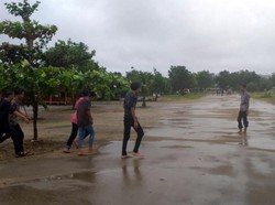 Gelombang Tinggi di Sukabumi, Air Laut Meluber ke Jalan Raya