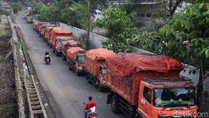 Habis Lebaran Truk Sampah Antri di Bantargebang
