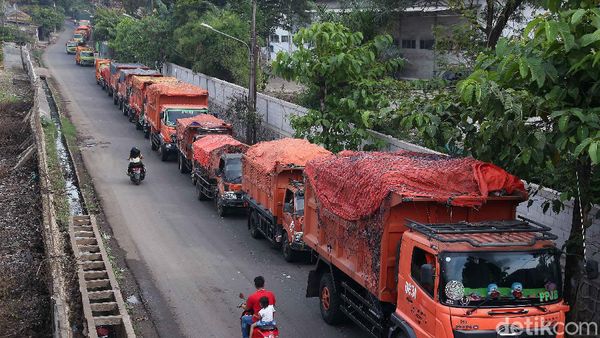 Habis Lebaran Truk Sampah Antri di Bantargebang