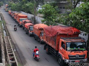 Habis Lebaran Truk Sampah Antri di Bantargebang Habis Lebaran Truk Sampah Antri di Bantargebang