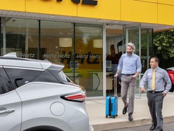 Dihantam Corona, Rental Mobil Berusia 100 Tahun Ini Bangkrut