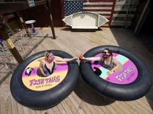 Selain Pakai Manekin, Ini Cara Unik Restoran Jaga Jarak Pengunjung