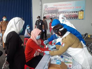 165 Buruh Pabrik dan Karyawan Swalayan di Bojonegoro Jalani Rapid Test