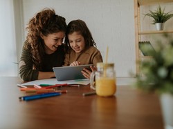 Sekolah Belum Buka, Bagaimana Cara Bikin Anak Nyaman Belajar di Rumah?