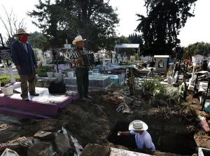 Potret Pemusik yang Iringi Prosesi Pemakaman di Meksiko