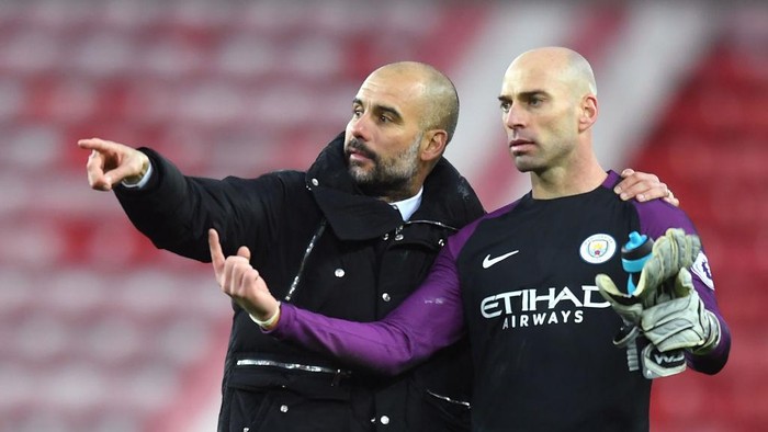 SUNDERLAND, ENGLAND - MARCH 05:  Josep Guardiola, Manager of Manchester City (L) speaks with Willy Caballero of Manchester City (R) on the ptich after the Premier League match between Sunderland and Manchester City at Stadium of Light on March 5, 2017 in Sunderland, England.  (Photo by Michael Regan/Getty Images)