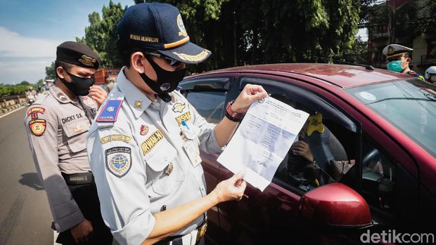 Ditlantas Polda Metro Jaya perketat pemeriksaan SIKM Jakarta bagi pemudik yang hendak kembali ke Ibu Kota. Pemeriksaan itu salah satunya dilakukan di perbatasan