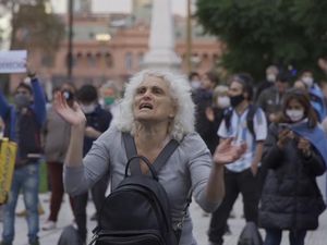 Polisi Tembakkan Water Canon Bubarkan Massa Anti-lockdown di Belgia Polisi Tembakkan Water Canon Bubarkan Massa Anti-lockdown di Belgia