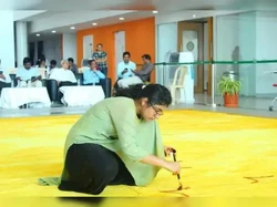 Keren! Mahasiswi Ini Pecahkan Rekor Buat Lukisan Pakai Bubuk Kunyit