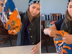 Tanpa Karet, Wanita Ini Beri Tips Praktis Tutup Bungkus Plastik Camilan