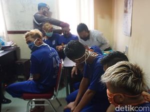 Dilarang Masuk Desa karena Tak Bermasker, 7 Pria Ini Keroyok Petugas Dilarang Masuk Desa karena Tak Bermasker, 7 Pria Ini Keroyok Petugas