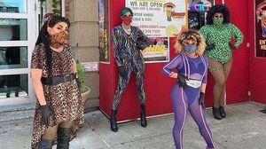 Foto Resto Buka Saat Lockdown dengan Delivery, Kurirnya Drag Queen