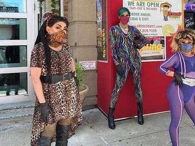 Foto Resto Buka Saat Lockdown dengan Delivery, Kurirnya Drag Queen