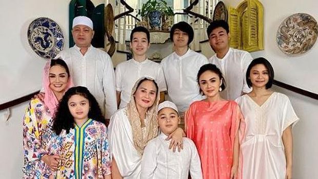 Foto lebaran Krisdayanti