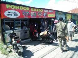 Satpol PP Depok Tegur Warung Ramai Pengunjung di Hari Kedua Lebaran