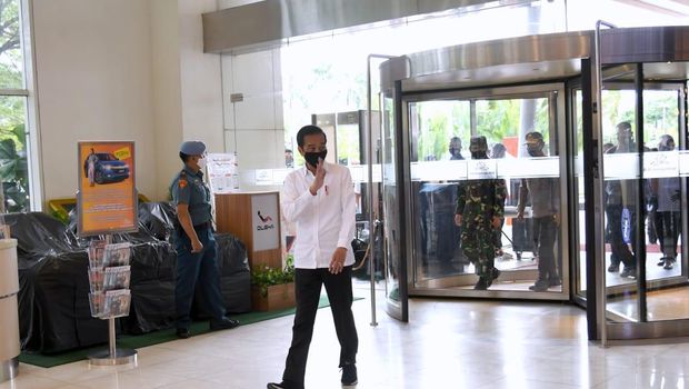 Presiden Joko Widodo meninjau kesiapan prosedur new normal di Summarecon Mal Bekasi, Selasa (26/5) / FOTO: Muchlis-Biro Setpres