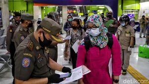Pemeriksaan Penumpang dari Luar Kota di Stasiun Gambir Diperketat