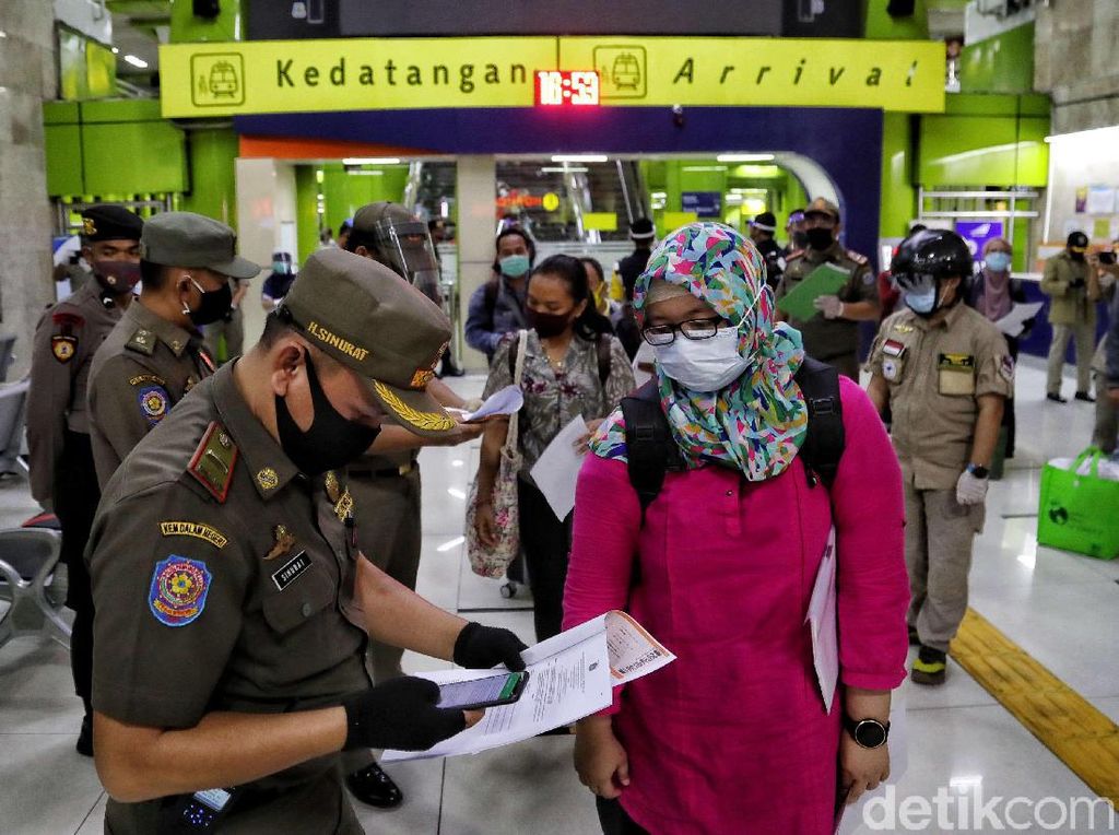 Pemeriksaan Penumpang dari Luar Kota di Stasiun Gambir Diperketat Pemeriksaan Penumpang dari Luar Kota di Stasiun Gambir Diperketat