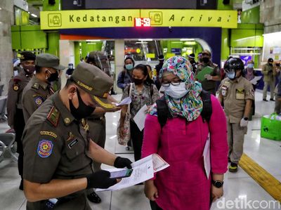 Pemeriksaan Penumpang dari Luar Kota di Stasiun Gambir Diperketat