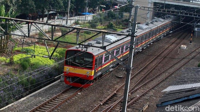 Meskipun tidak ada cuti bareng  Idul Fitri 1414 H, penumpang KRL masih terpantau sepi. Seperti yang terlihat di Stasiun Kebayoran, Jaksel, Selasa (26/5/2020).