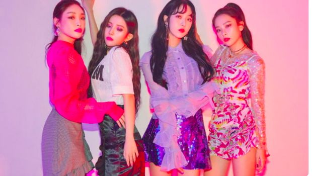 Seulgi paling kanan mengenakan baju kembaran dengan Jennie