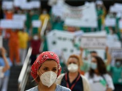 Protes Kurangnya APD Melawan Corona, Petugas Medis Spanyol Gelar Aksi Demo