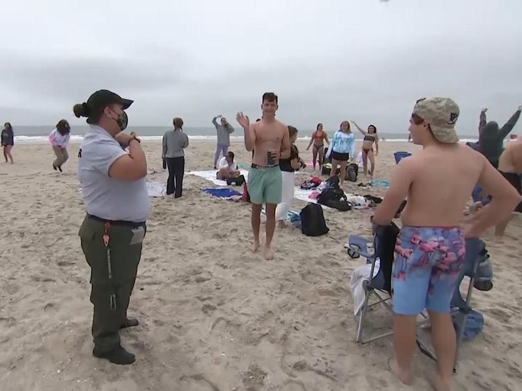 Santuy di Pantai, Pelajar di New York Dibubarin Polisi Santuy di Pantai, Pelajar di New York Dibubarin Polisi