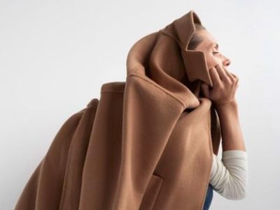 10 Gaya Model Zara yang Bikin Bingung, Jongkok di Kompor Hingga Nempel Tembok
