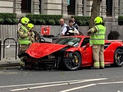 Ferrari 488 GTB Ini Ringsek Usai Tabrak Bus
