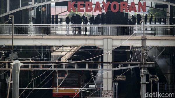 Tidak Ada Cuti Bersama, Penumpang KRL Masih Sepi