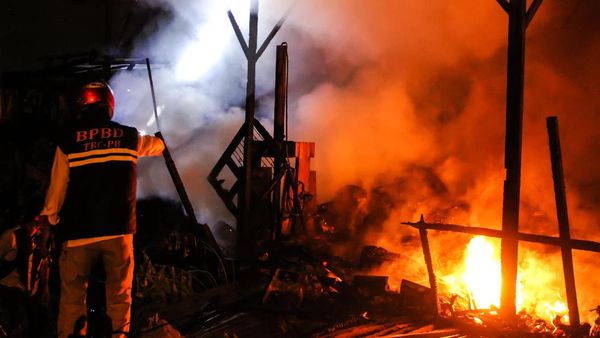 Gudang Pengepul Barang Bekas di Aceh Ludes Terbakar