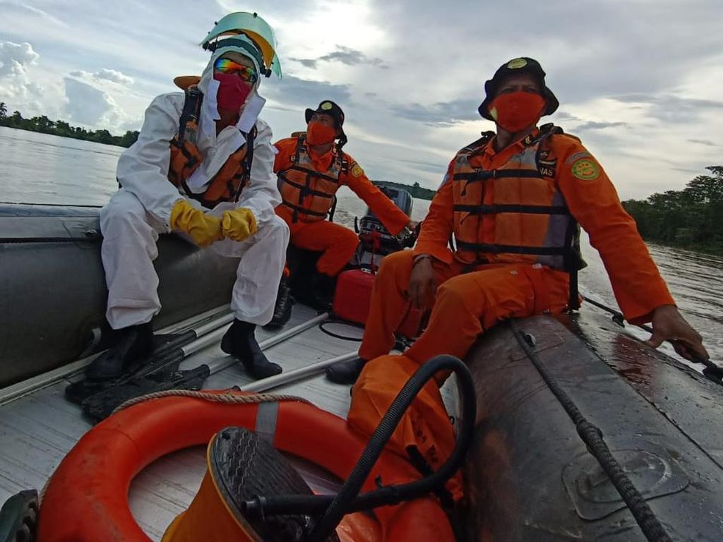 Kapal di Sungai Musi Tenggelam Dihantam Ombak, 1 Penumpang Tewas Kapal di Sungai Musi Tenggelam Dihantam Ombak, 1 Penumpang Tewas