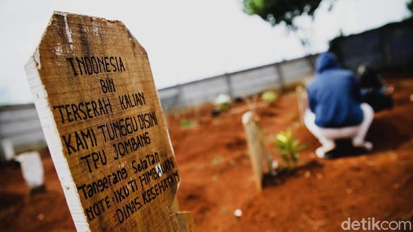 Nisan Unik di TPU Tangsel Peringatkan Bahaya COVID-19