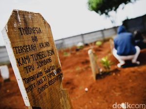 Nisan Unik di TPU Tangsel Peringatkan Bahaya COVID-19