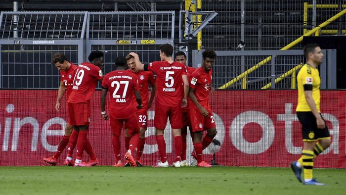 bayern munich borussia dortmund bundesliga liga jerman der klassiker joshua kimmich Munichs scorer Joshua Kimmich, center, and his teammates celebrate the opening goal during the German Bundesliga soccer match between Borussia Dortmund and FC Bayern Munich in Dortmund, Germany, Tuesday, May 26, 2020. The German Bundesliga is the worlds first major soccer league to resume after a two-month suspension because of the coronavirus pandemic. (Federico Gambarini/DPA via AP, Pool)