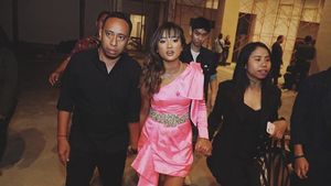 Disebut Cocok, Ini Potret Kebersamaan Marion Jola dan Gitarisnya