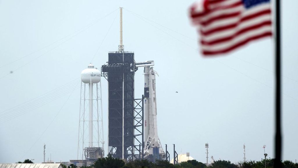 Roket Falcon 9 Siap Meluncur ke Luar Angkasa Roket Falcon 9 Siap Meluncur ke Luar Angkasa