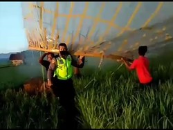 Canggih, Polisi Turunkan Balon Udara Pakai Drone