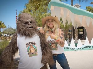 Taman Hiburan Ini Kenalkan Maskot Jaga Jarak Sosial