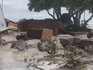 Gelombang Tinggi Sapu Daratan Banyuwangi, Air Masuk Hingga 25 Meter