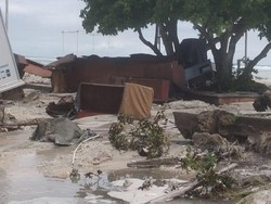 Gelombang Tinggi Sapu Daratan Banyuwangi, Air Masuk Hingga 25 Meter