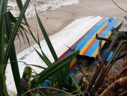 Puluhan Perahu Hancur Dihantam Ombak di Ujung Genteng Sukabumi
