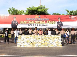 Polisi Salurkan 10 Ton Beras untuk Warga Tuban yang Terdampak Corona