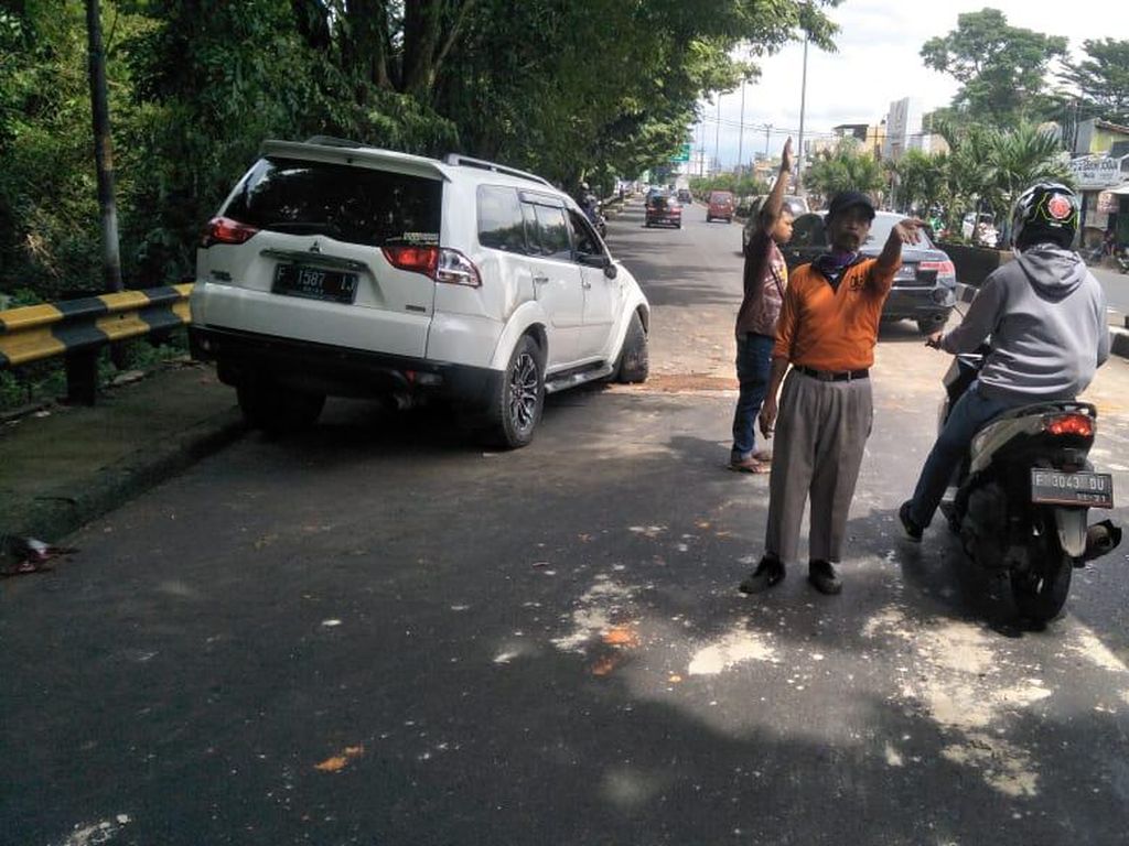Kecelakaan Tunggal, Eggi Sudjana Alami Luka di Pelipis Kanan-Tangan Keseleo Kecelakaan Tunggal, Eggi Sudjana Alami Luka di Pelipis Kanan-Tangan Keseleo