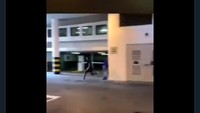 Ceritanya Alphonso Davies lagi lari kencang di parkiran mobil. (Foto: screenshot Internet/Twitter)