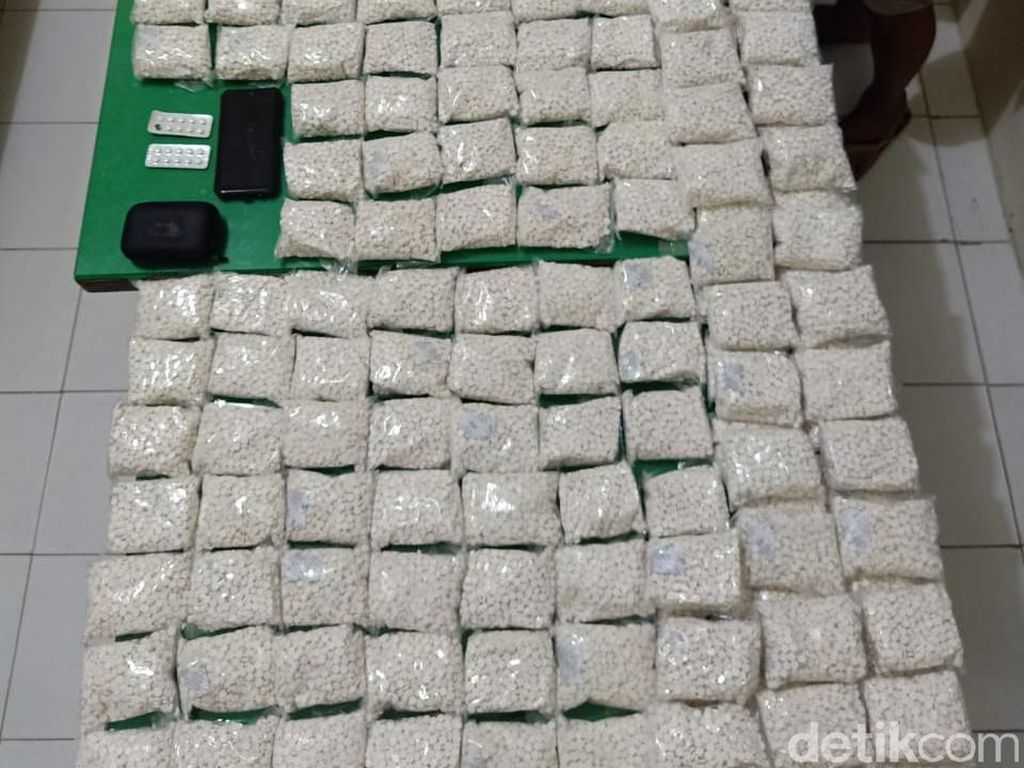 Polisi Amankan 19 Ekstasi dan 250 Ribu Pil Dobel L di Kota Kediri Polisi Amankan 19 Ekstasi dan 250 Ribu Pil Dobel L di Kota Kediri