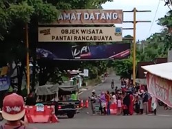 Geger Emak-emak Buka Paksa Blokiran Jalan ke Pantai Garut