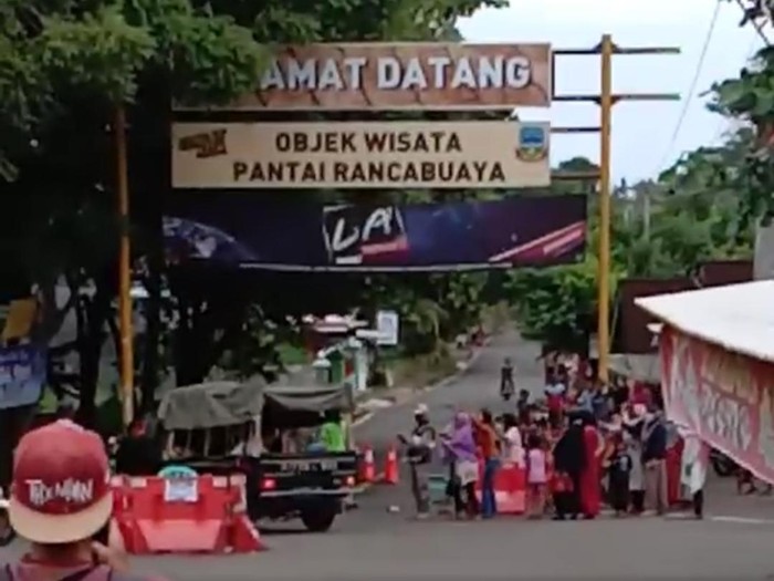 Heboh emak-emak di Garut buka blokiran objek wisata pantai Rancabuaya